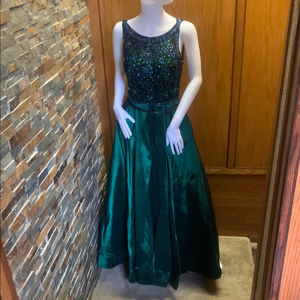 MacDuggal homecoming formal Elegant emerald Green Sequin Gown corset back
